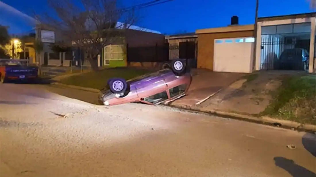 Quiso esquivar un pozo, chocó contra el cordón de la vereda y volcó