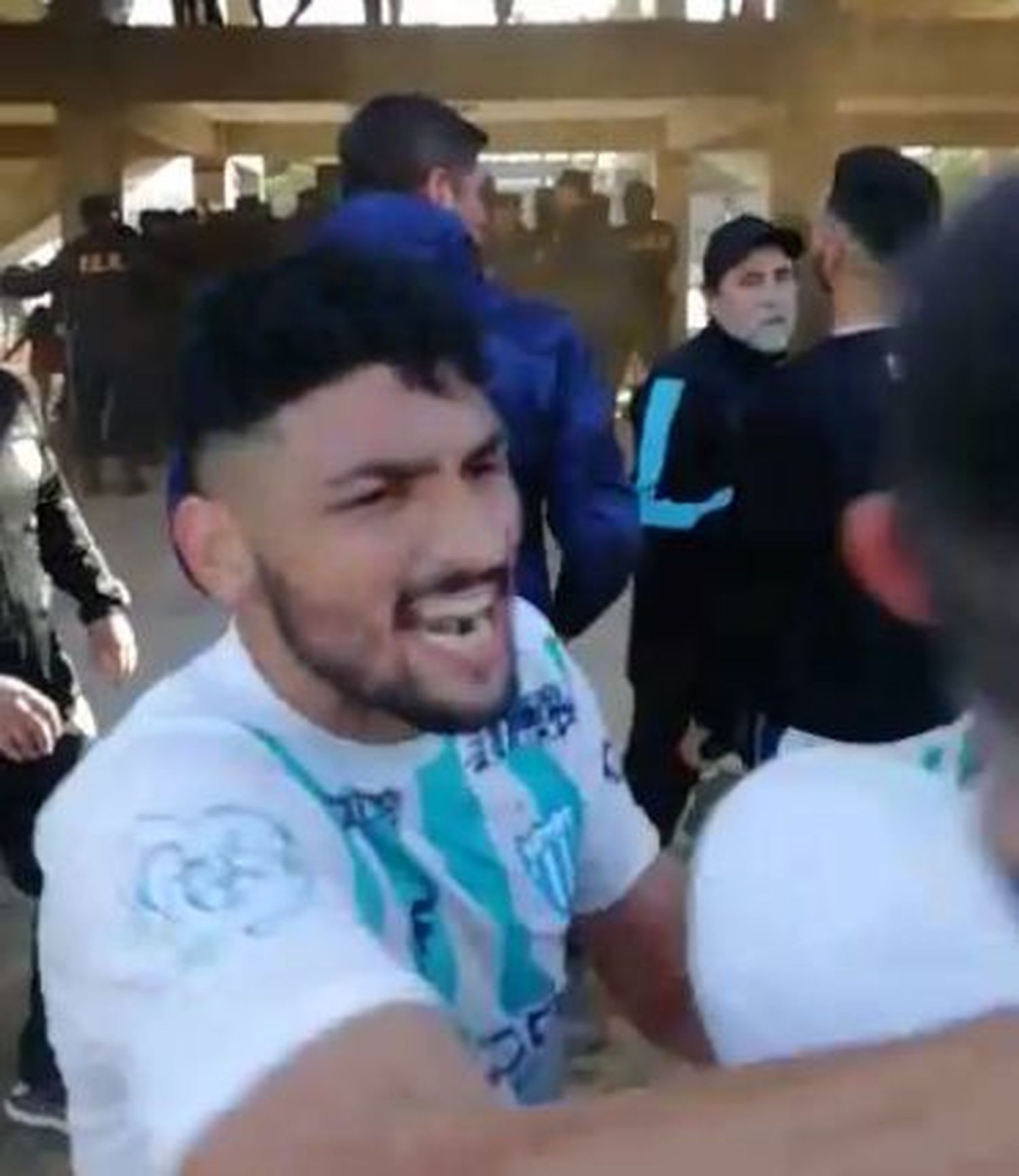 Gresca, pelea y piñas en el final del partido de Juventud Unida