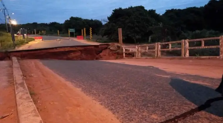 El puente Poncho Pytã de Capiatá, se abrió después del movimiento sísmico.