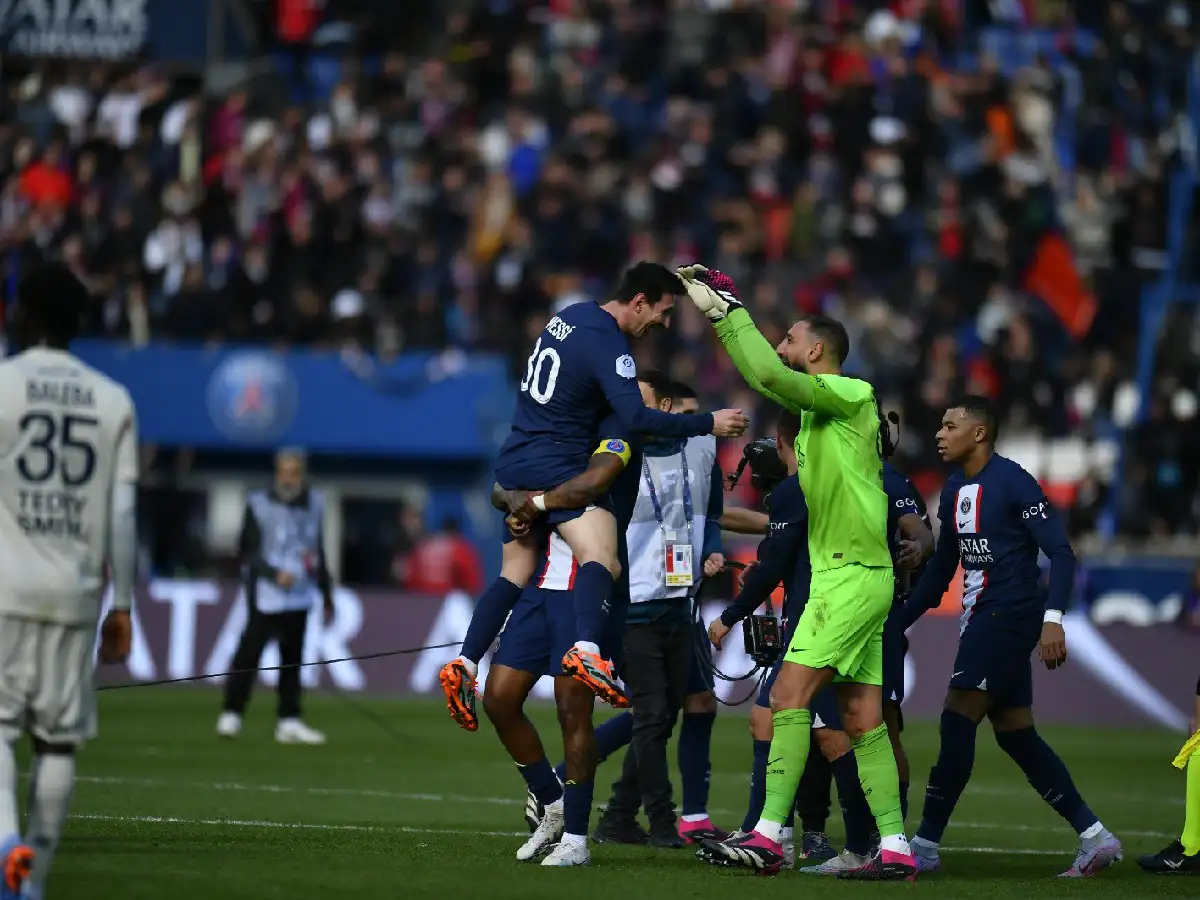 Un golazo de Messi hizo sonreír al PSG