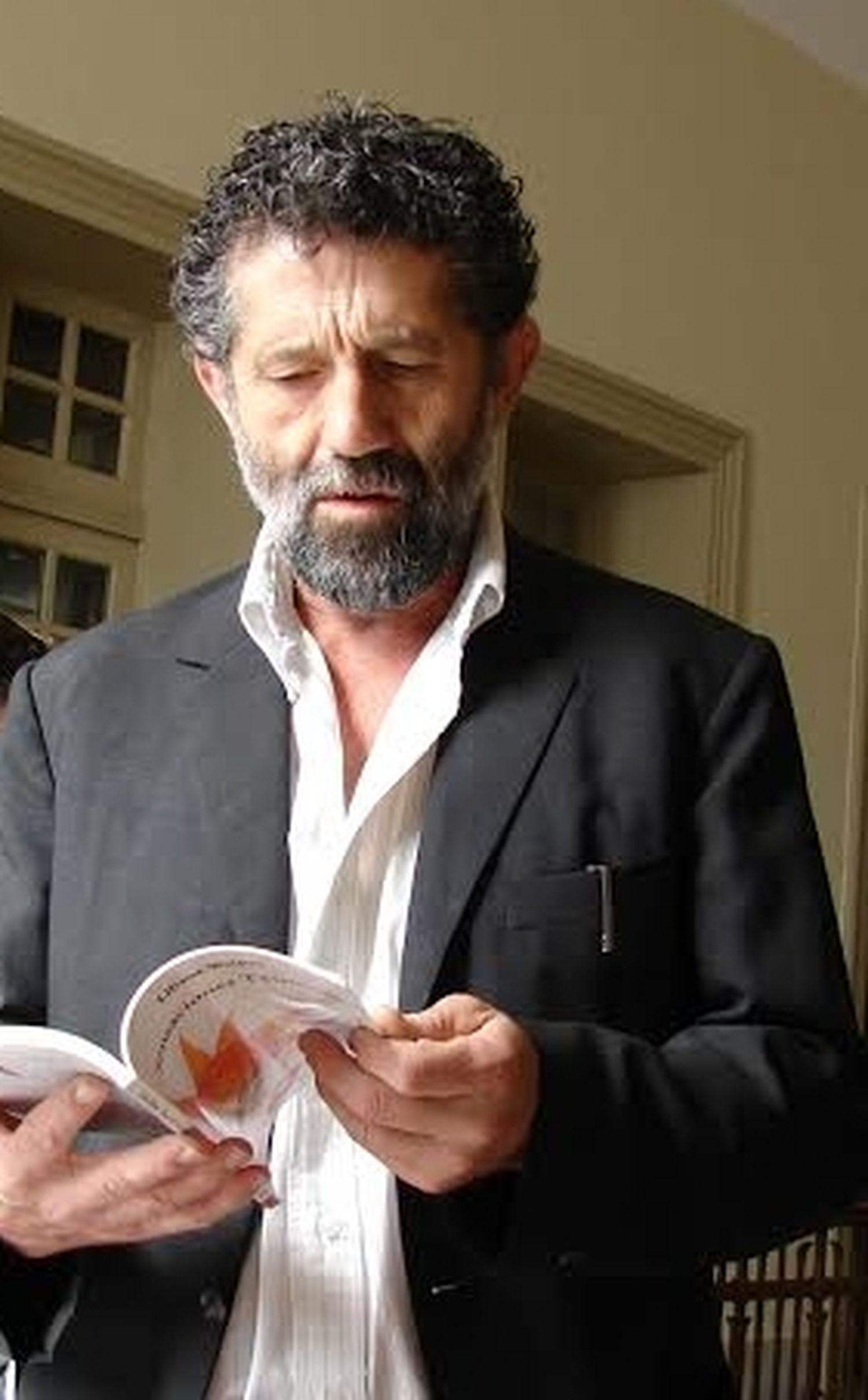 Luis Luján presenta su libro en el Club Pueblo Nuevo