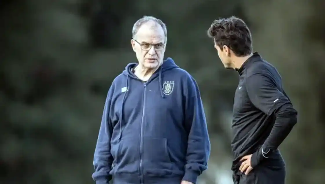 Un referente de la Selección uruguaya bancó a Bielsa: "Estamos al 100% con el entrenador"
