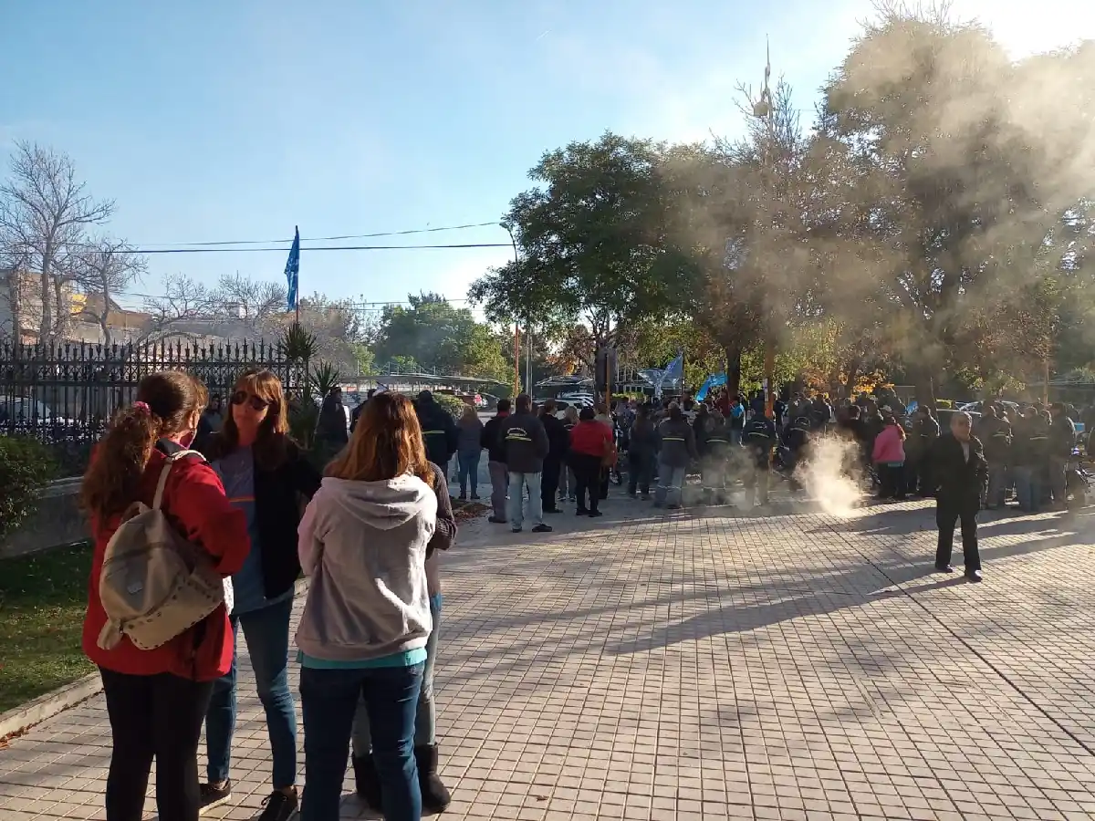 Municipales realizan una asamblea en la explanada del Palacio