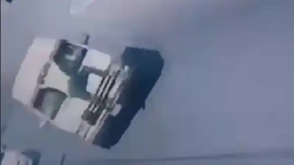 ¡AL MEJOR ESTILO DE HOLLYWOOD! VEA como un policía de tránsito en Maturín se guinda de un vehículo infractor (+VIDEO)