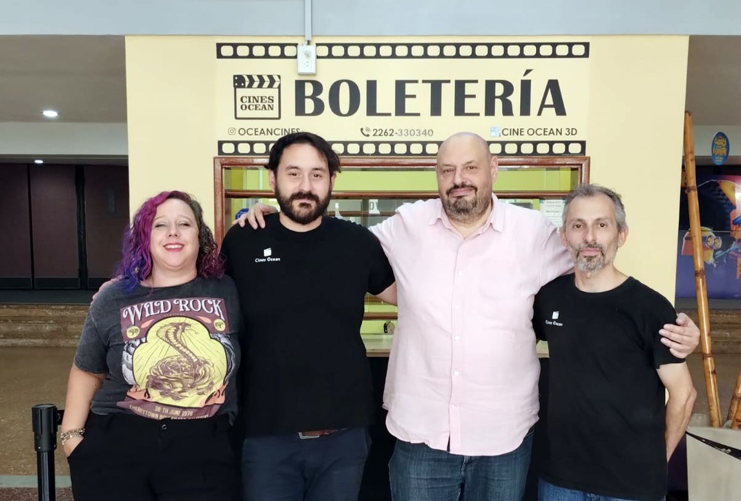 Visita. Daniel Marón (de camisa) posa con el personal del Ocean