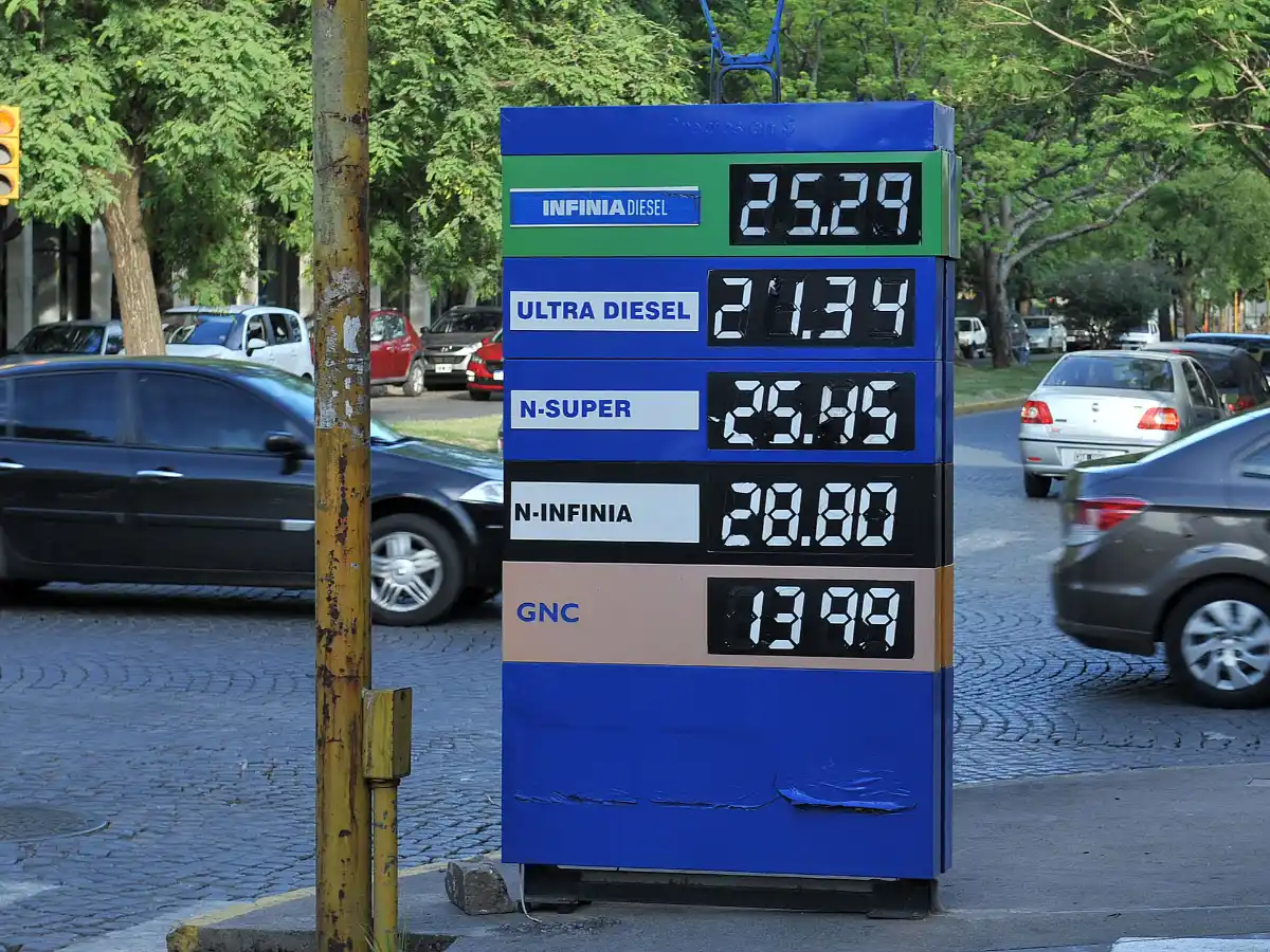Desde mañana aumentará 6% el precio de los combustibles