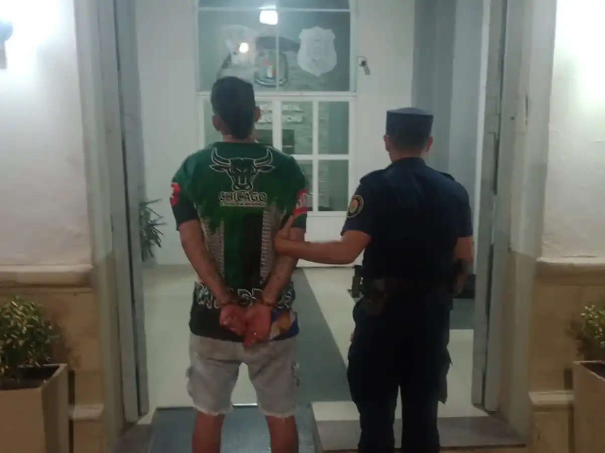 Salió corriendo al ver a la Policía y lo atraparon llevando consigo más de una droga