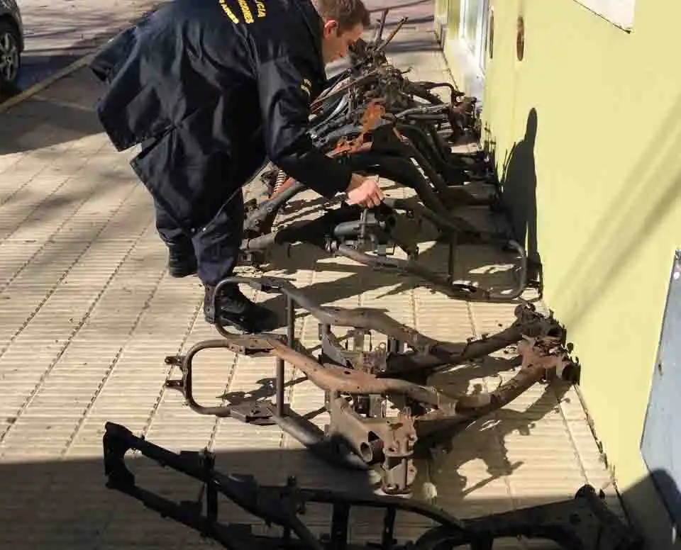 Encontraron once cuadros de moto