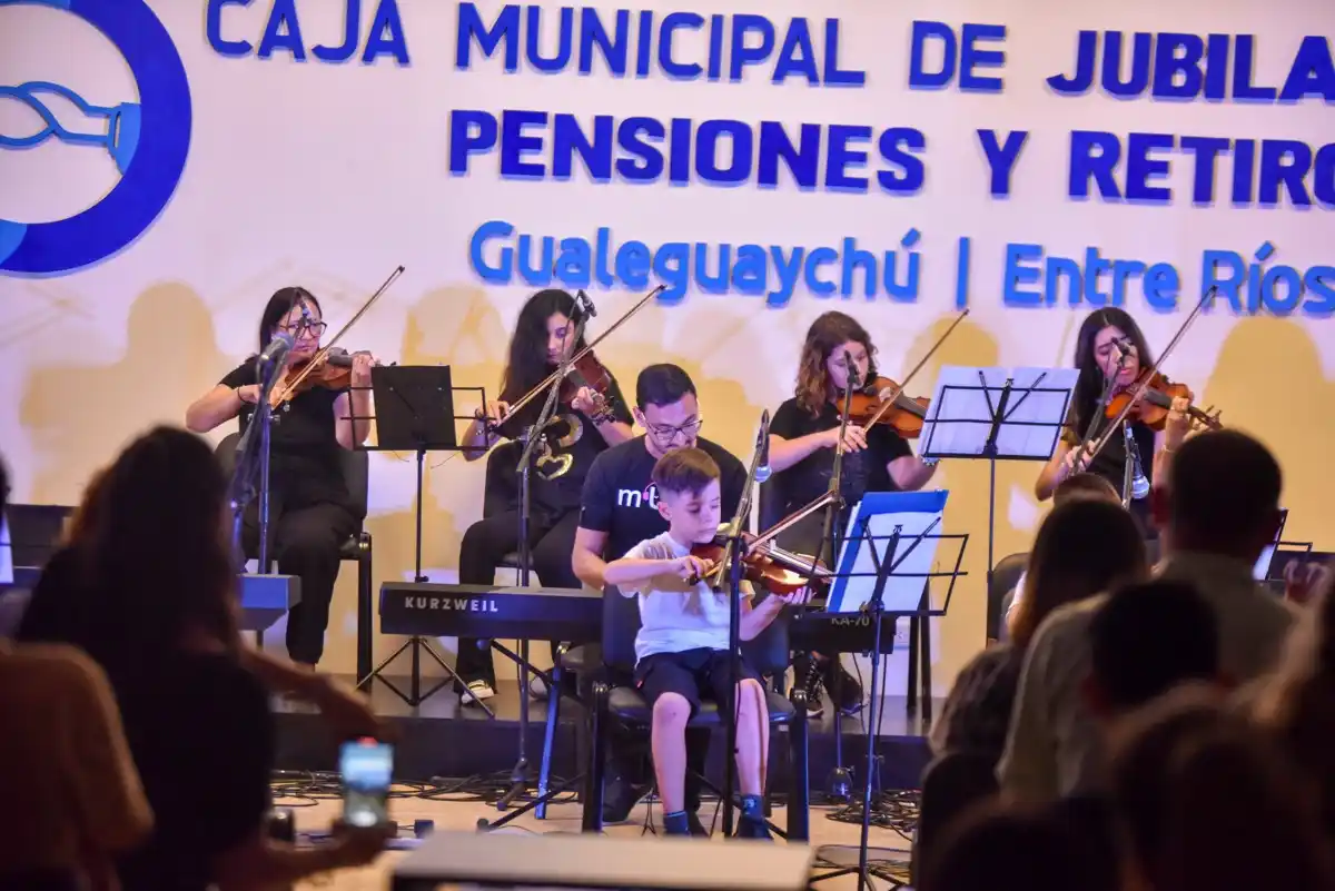 Luego de las palabras de las autoridades, docentes y alumnos interpretaron, a través de un ensamble musical, parte del repertorio trabajado durante el año.