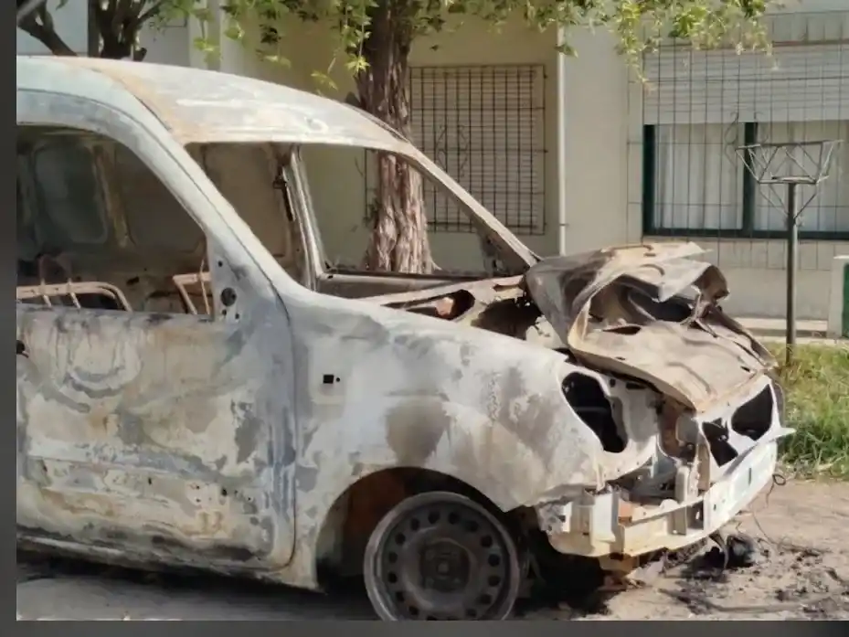 Vecinos reclaman por una camioneta quemada y abandonada en Maestro Reyna