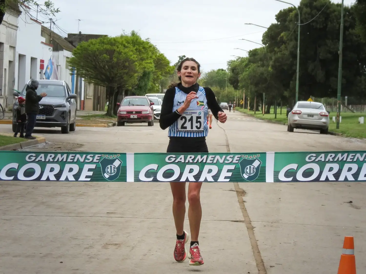 Yanina López cruzando la meta del Garmense Corre