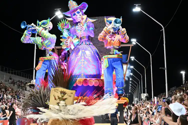 La novena noche del Carnaval del País coronó el fin de semana largo con más de 19 mil personas