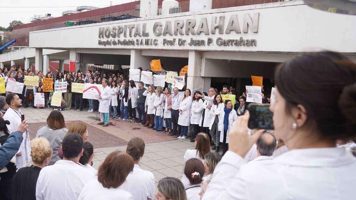 El Gobierno aumentó los salarios a residentes del Garrahan para desactivar el conflicto