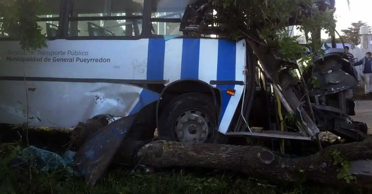 Cinco heridos tras un impactante choque frente a una escuela
