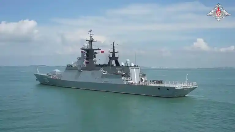 La corbeta rusa Gromky entra en el puerto de Zhanjiang durante el ejercicio naval ruso-chino "Cooperación Marítima - 2024", en Zhanjiang, China (Ministerio de Defensa de Rusia/Handout vía REUTERS/Archivo)