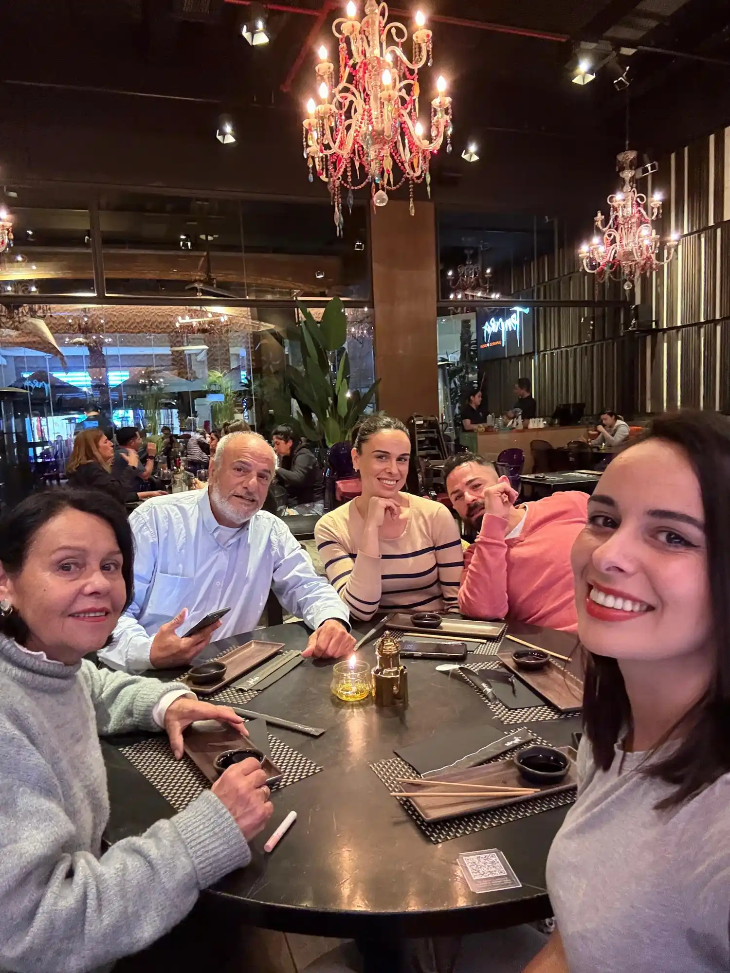 Sebastián junto a la familia de Nicol-