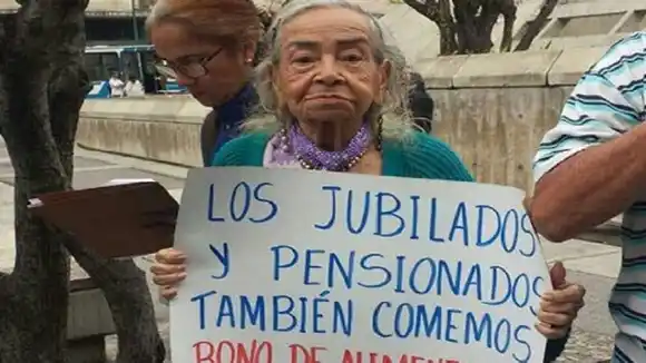 SOLO 18,8 MISERABLES DÓLARES cobrarán los jubilados y pensionados del IVSS ¿Por qué?