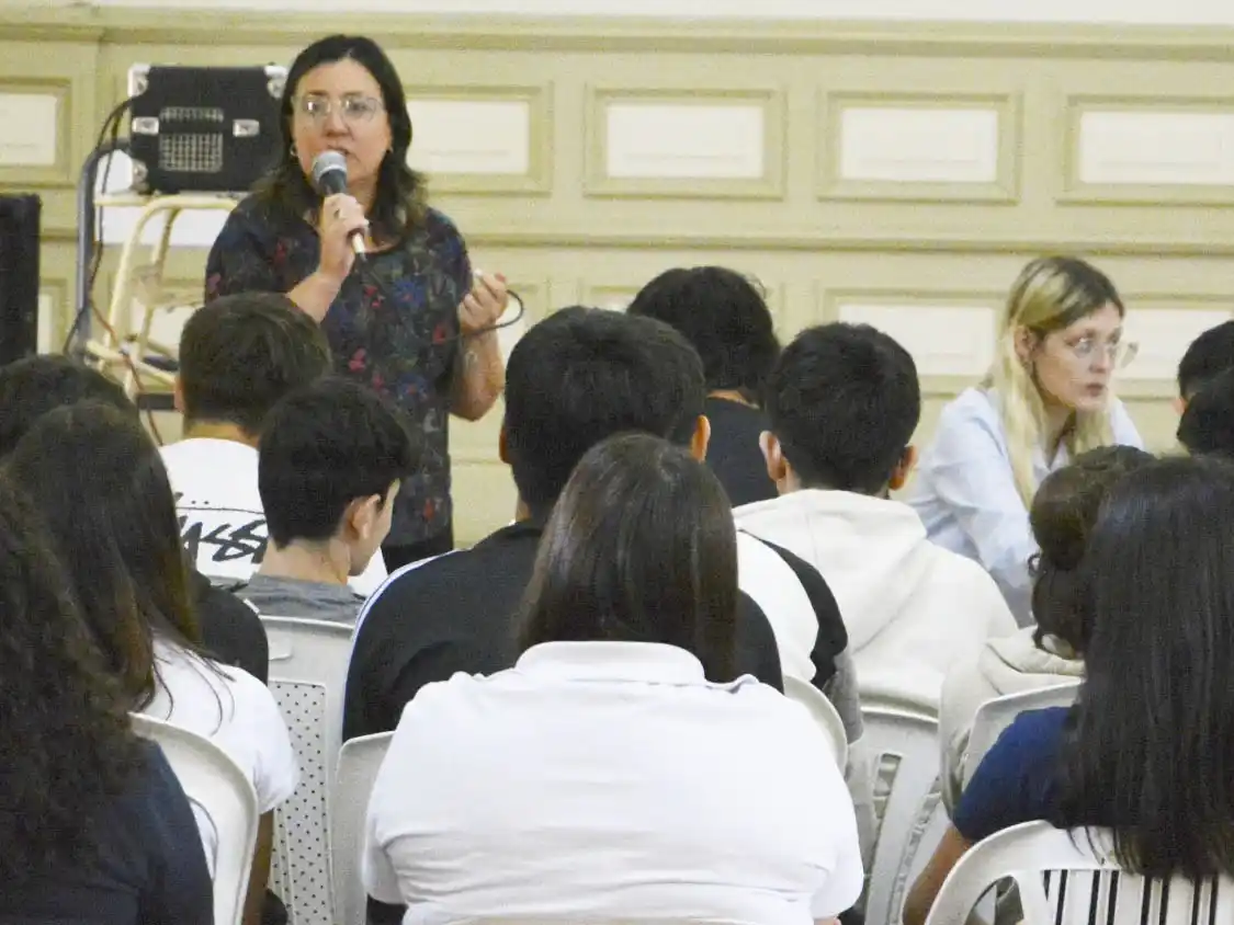 El Gobierno promueve espacios de sensibilización sobre género para adolescentes y adultos