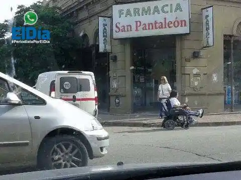 Camioneta obstruye la rampa para discapacitados 
