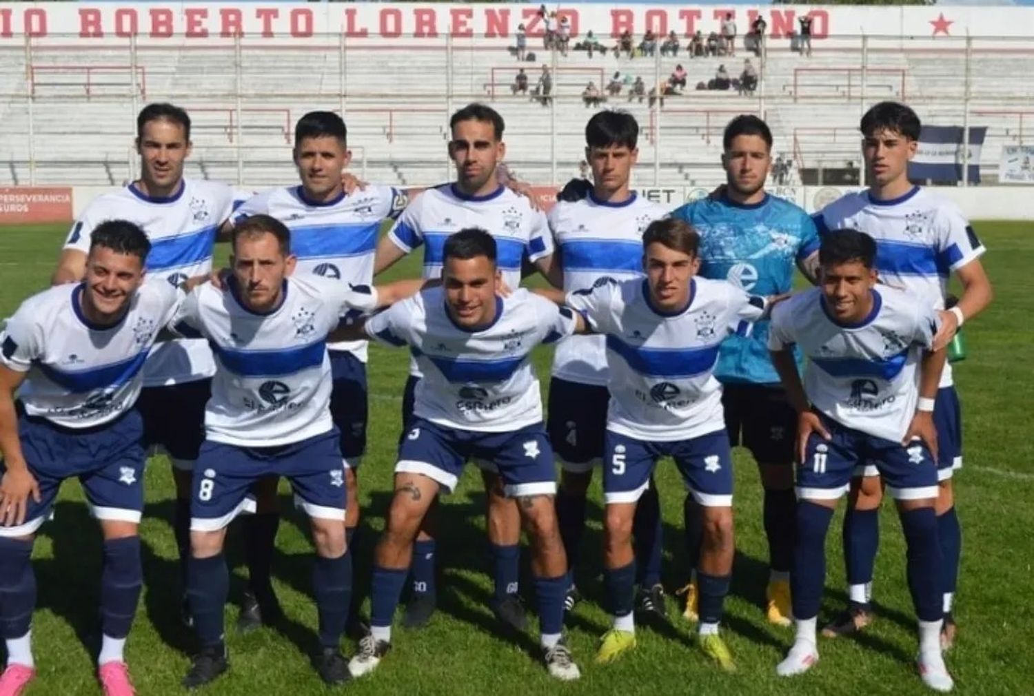 Gimnasia, en Tres Arroyos. Arriba: Gogna, Montero, Guillenea, Marcos, Charmelo y Echarren. Abajo: Iriart, Politano, Javier Funes, Agustín Funes y San Martín.