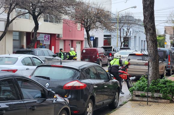 Tensión en pleno centro de Rafaela: un accidente leve desató una acalorada discusión