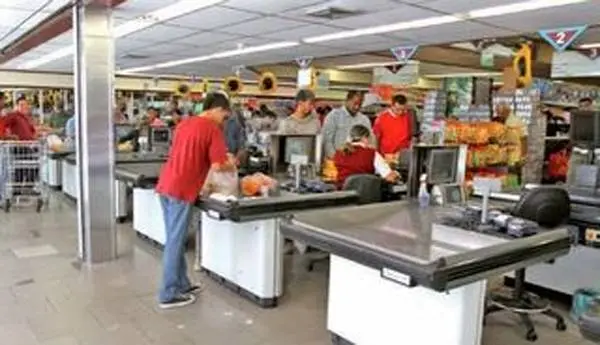 En plena pandemia, un cliente escupió en la cara a una cajera �Sporque se demoraba⬝