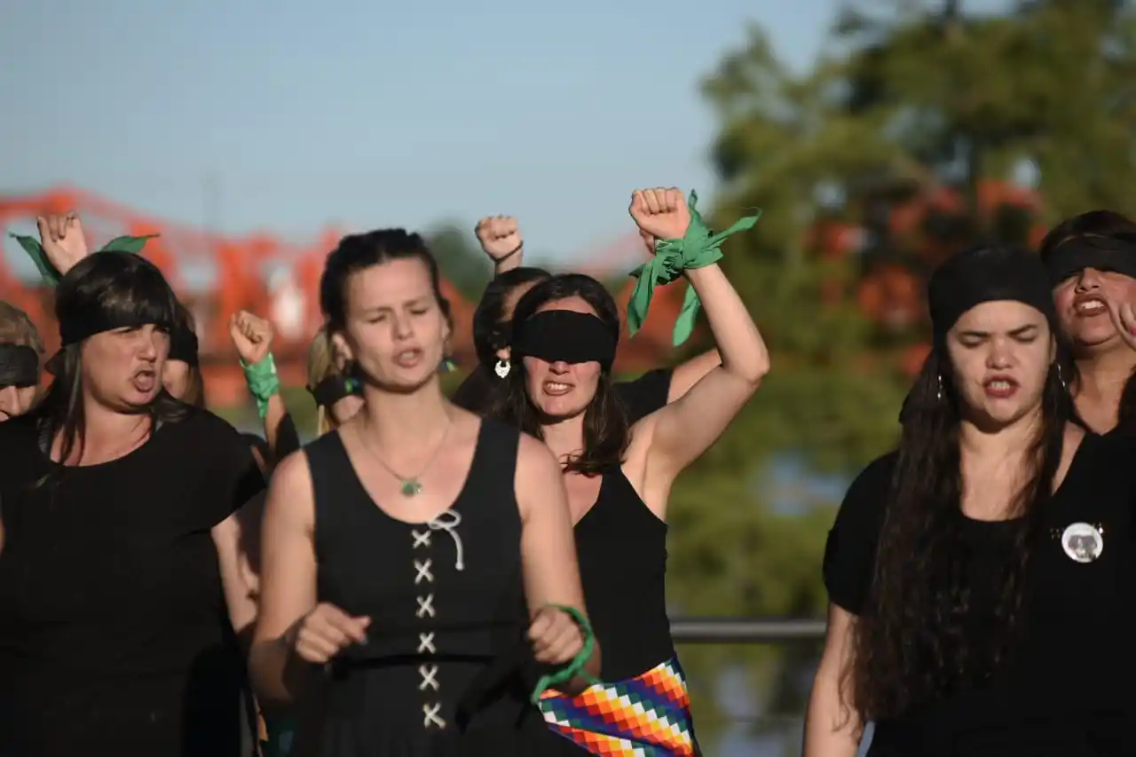 El himno feminista que recorre el mundo llegó a Gualeguaychú: "A Micaela la mataron un Juez y un violador"