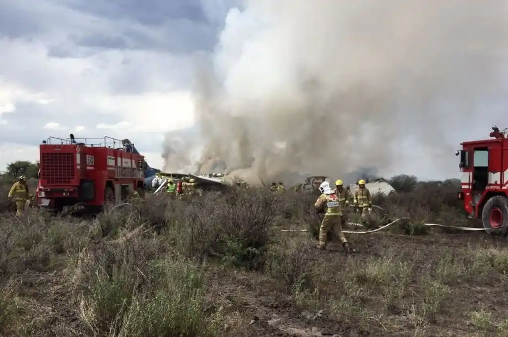 Cae en México un avión con al menos 100 pasajeros