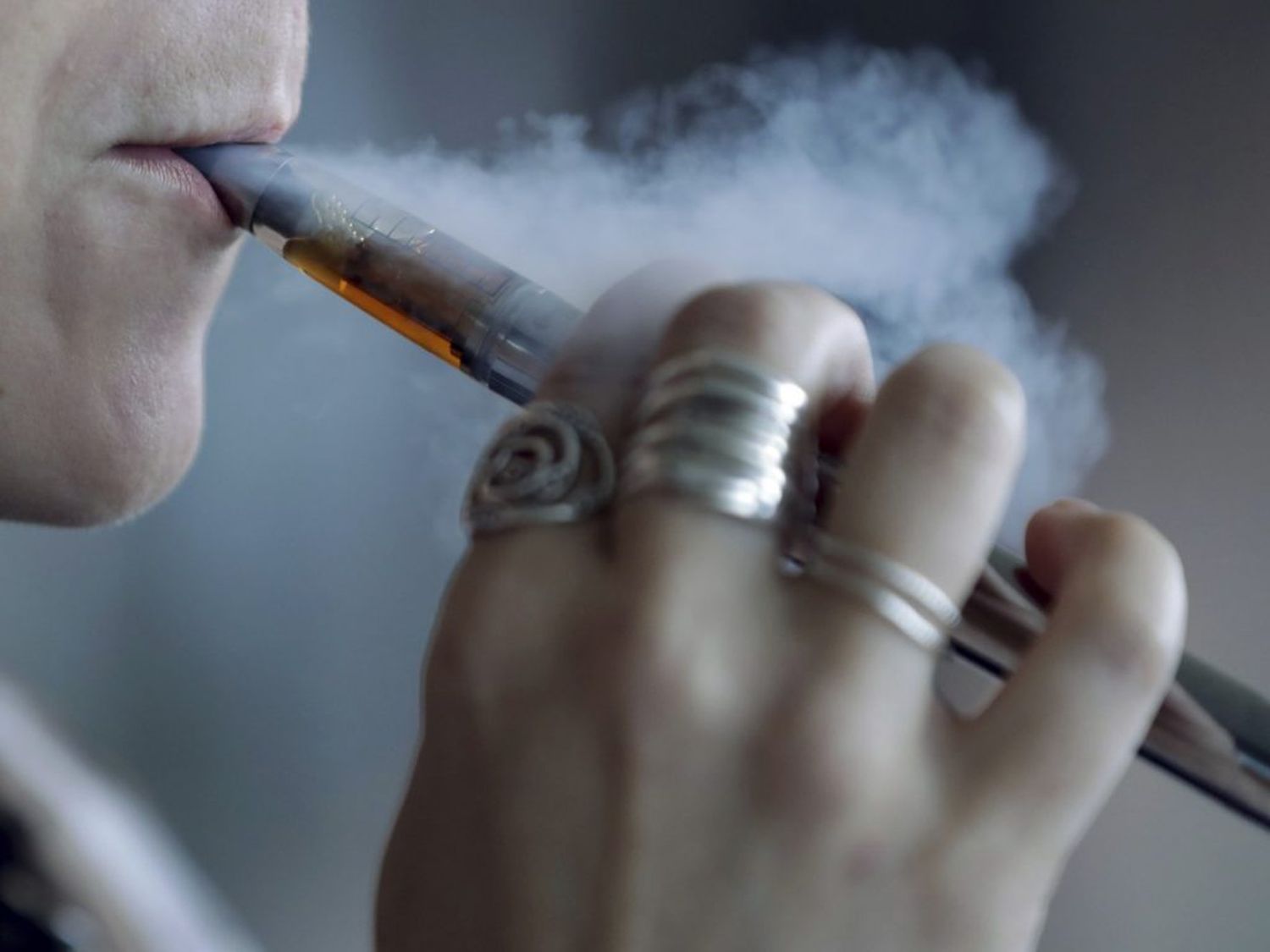 Advierten que vapear podría ser incluso más dañino para el corazón que fumar cigarrillos