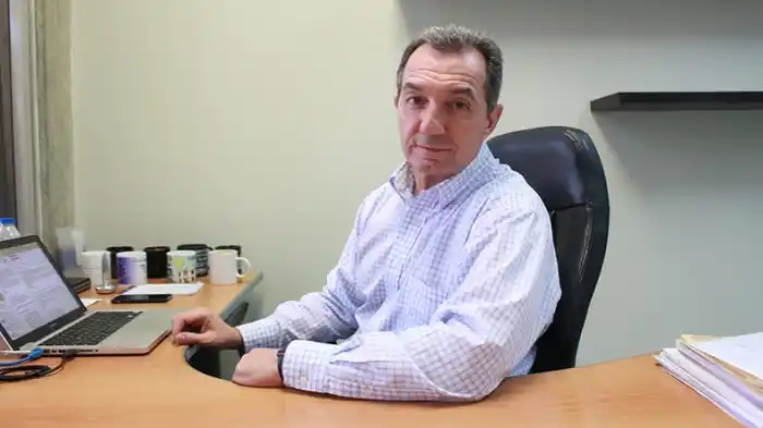 Nicolás Maduro insiste en imponer las elecciones parlamentarias el 6 de diciembre. Debido a esto Venezuela se acerca aún más a ser una nación sin instituciones democráticas reconocidas. La última era la Asamblea Nacional. La afirmación la hizo el director del Centro de Estudios Políticos de la Ucab, Benigno Alarcón, en el podcast de El Nacional.