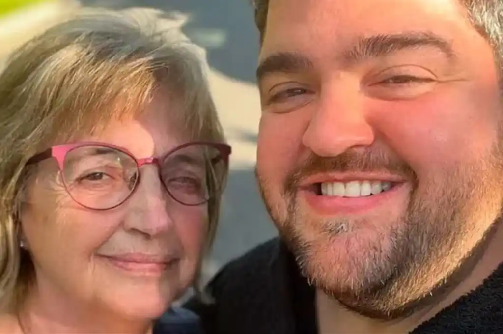 Darío Barassi junto a su madre fallecida.