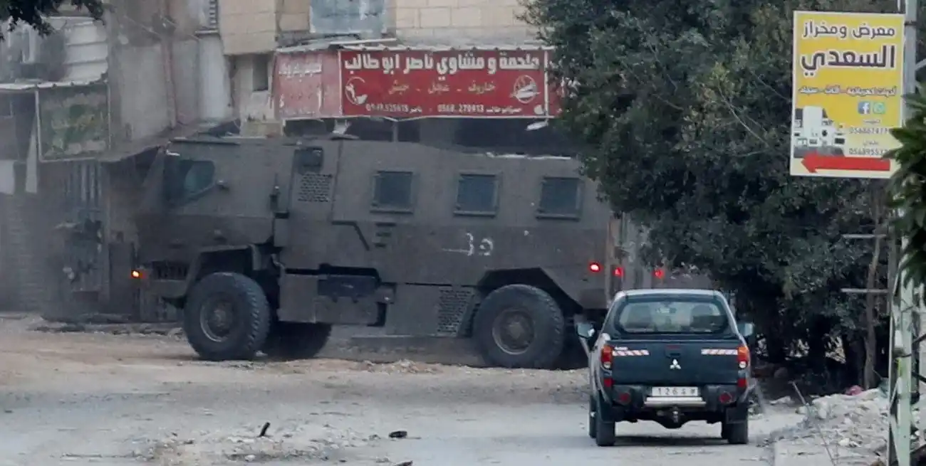 Un vehículo del ejército israelí opera durante una incursión israelí en Jenin, en la Cisjordania ocupada por Israel, el 9 de noviembre de 2023. Créditos: REUTERS/Raneen Sawafta