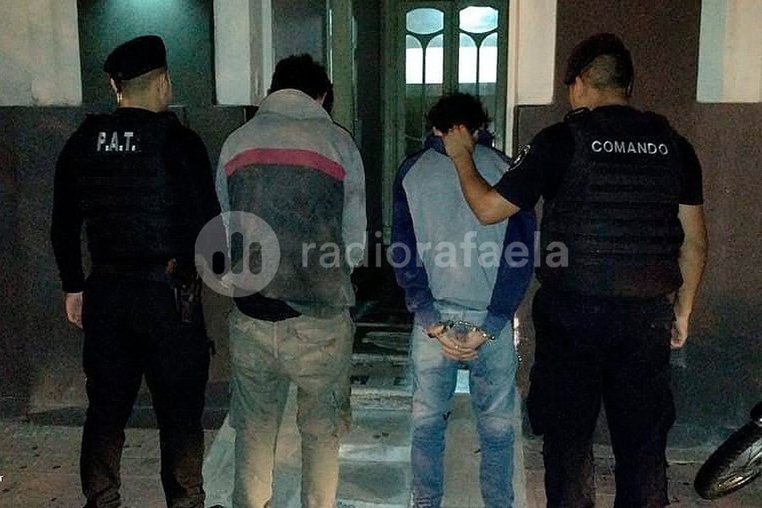 Rompieron una ventana, acomodaron cosas para robar, pero terminaron detenidos