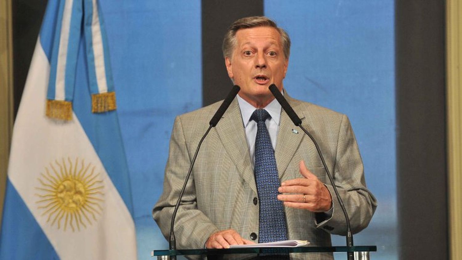 Se viene otro aumento de la nafta: Para Aranguren "está barata"