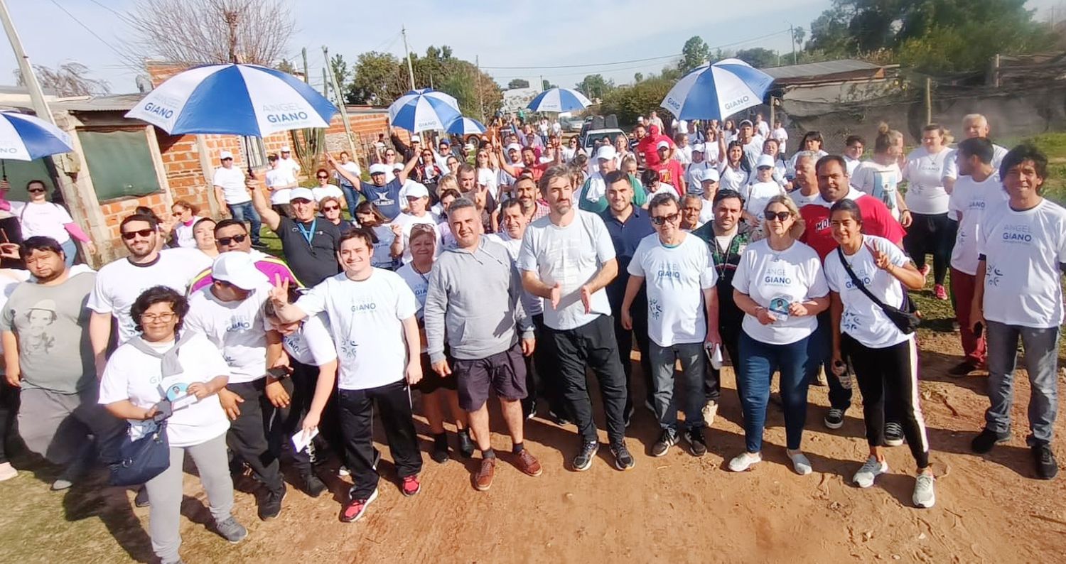 Angel Giano, recorrió junto a militantes el barrio de La Bianca