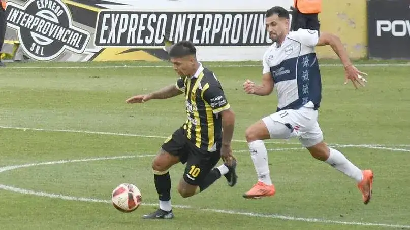 FOTO ANDREA CASTAÑO/LANUEVA El olavarriense Guille fue autor del gol de Olimpo.