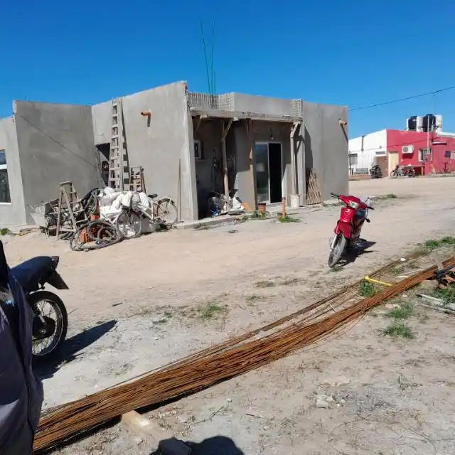 La foto tomada en plena tarea. Ahora, al igual que en el barrio Depietri certificaron trabajos que no se hicieron y la empresa abandonó el lugar. El lugar está tapado de yuyos y a merced de ladrones.