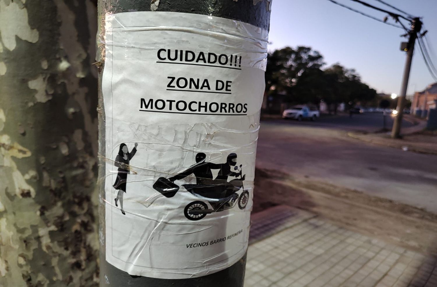 «Cuidado, zona de motochorros»: vecinos de barrio Refinería colocaron carteles para advertir por robos