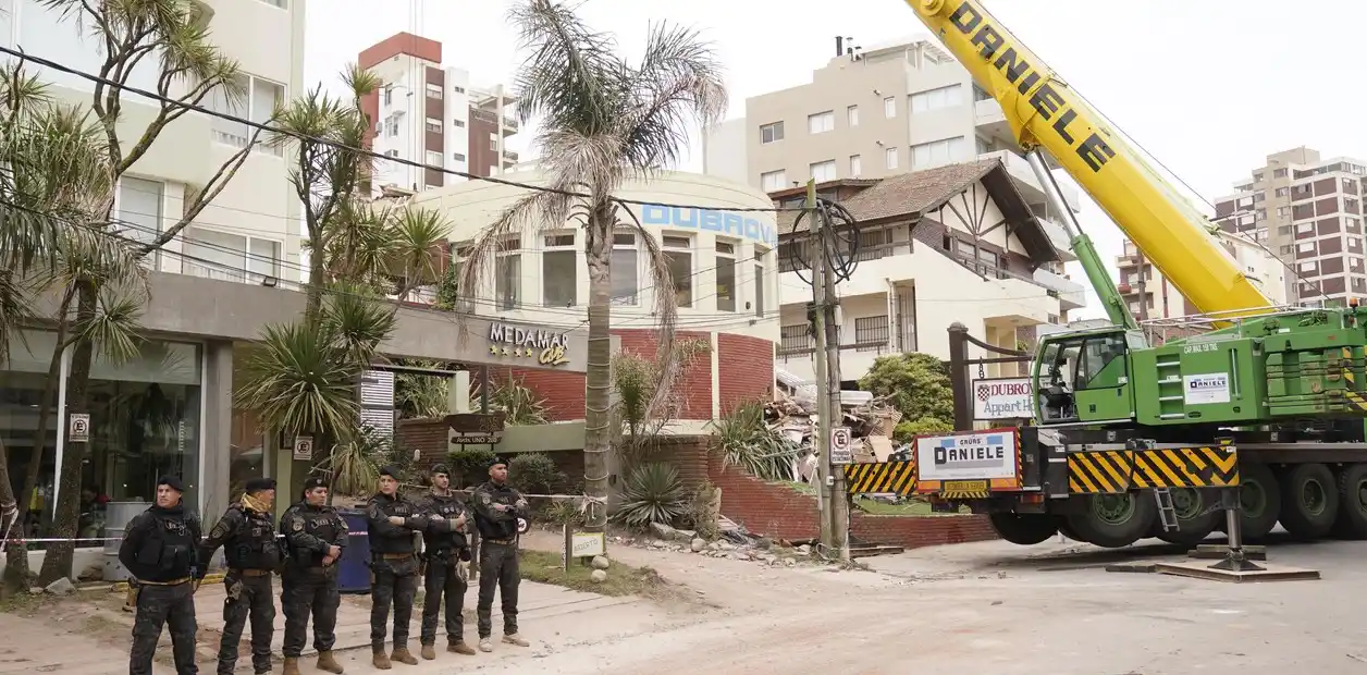 El lugar del derrumbe, custodiado por la Policía