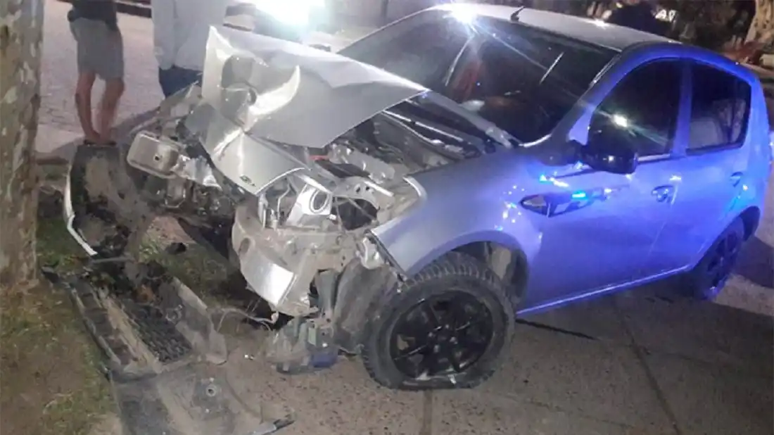 Un joven conducía ebrio, chocó contra un árbol y destruyó su vehículo