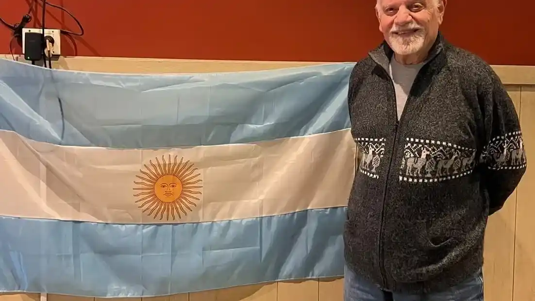 Artín Assalian es egipcio pero hace décadas que eligió quedarse en Argentina y es hincha de la Selección. Fotos: Clarín