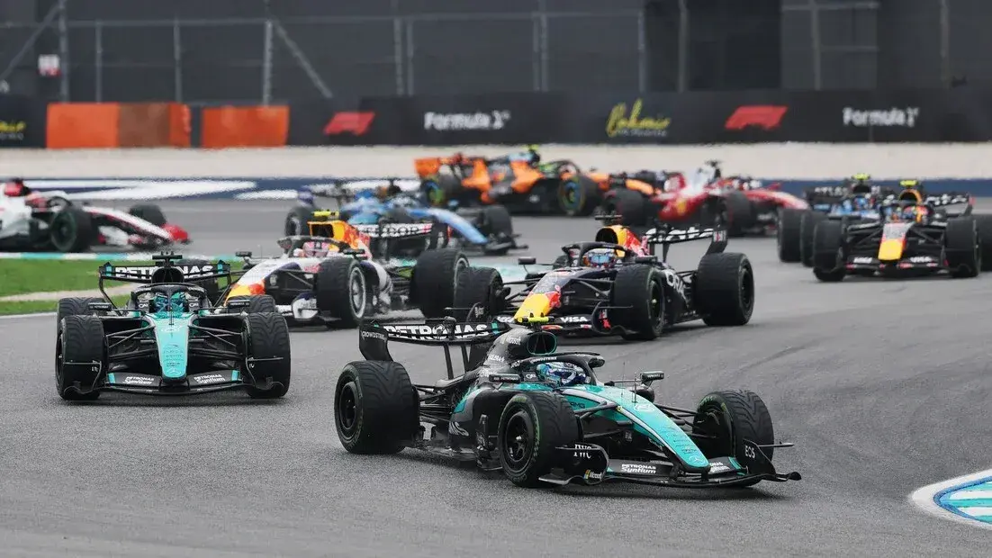Un error de software en la Fórmula 1 causó caos y retrasos en el Gran Premio de Bahréin disputado en Malasia