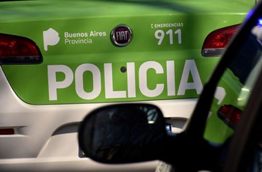 Los delincuentes atacaron al hombre de 89 años cuando limpiaba la vereda de su casa.