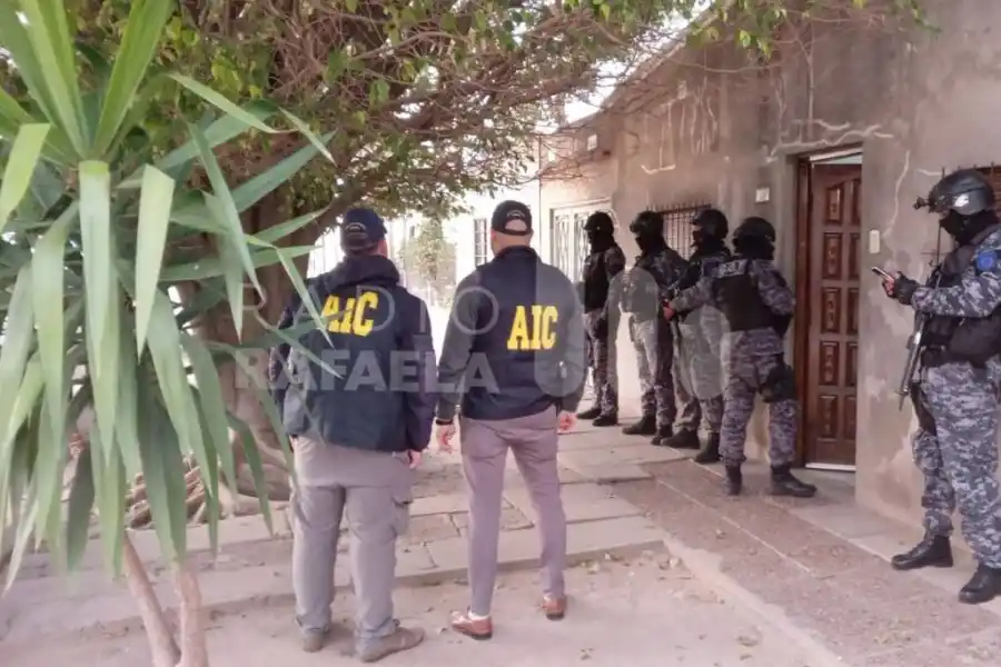 Millones de pesos, dólares, armas y hasta un mono carayá fueron secuestrados en múltiples allanamientos en las ciudades de Santa Fe y Santo Tomé