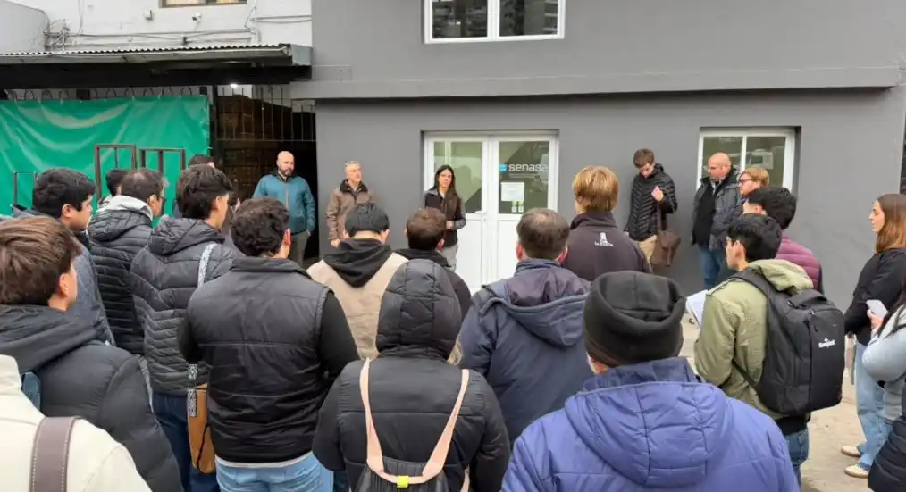 Estudiantes de la Facultad de Ciencias Agrarias de la UNMdP participaron de una capacitación organizada por el Senasa en el mercado concentrador Procosud, donde se abordaron aspectos vinculados a la sanidad, la trazabilidad y las buenas prácticas en la producción frutihortícola.