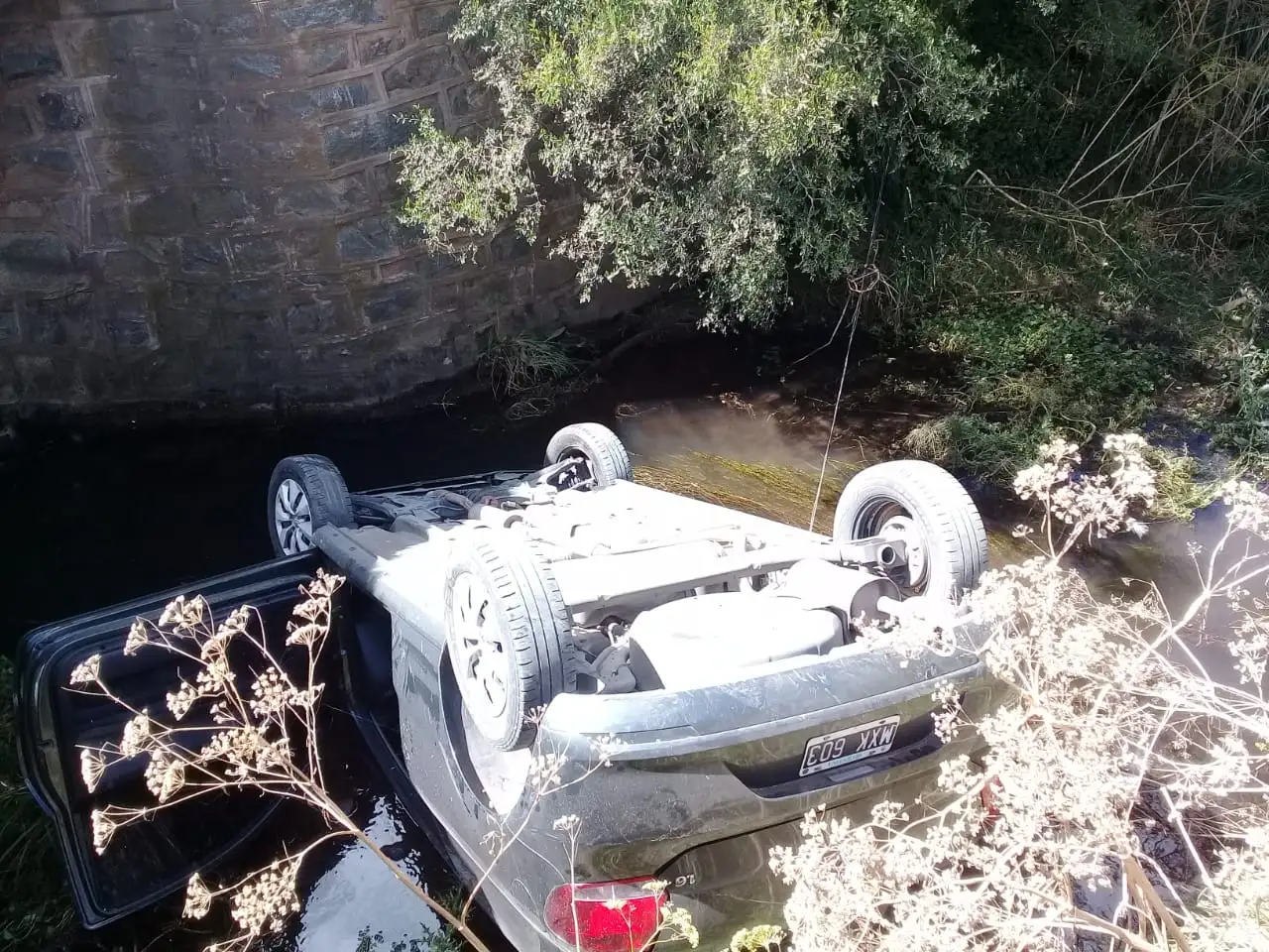 Una mujer con heridas graves tras volcar con el auto en el que viajaba