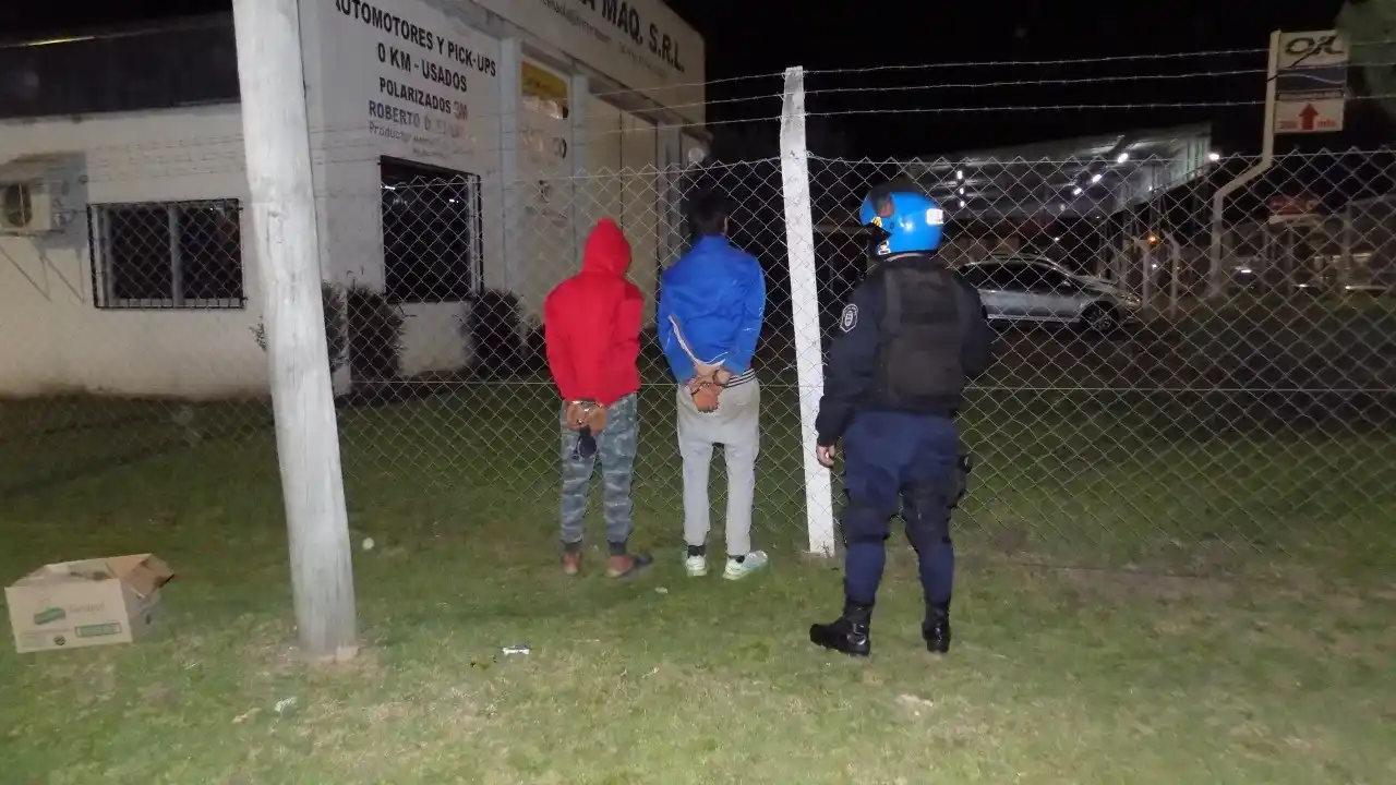 Atraparon a dos jóvenes robando varillas de una obra