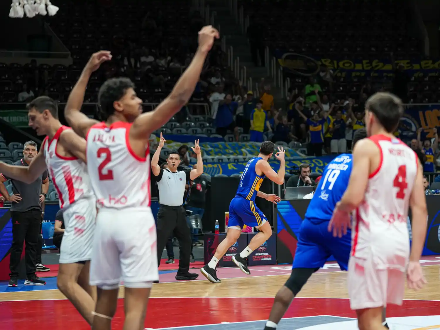 Seba Vega festeja la conversión de un triple de cara a la hinchada de Boca que acompañó en el Maracanazinho.