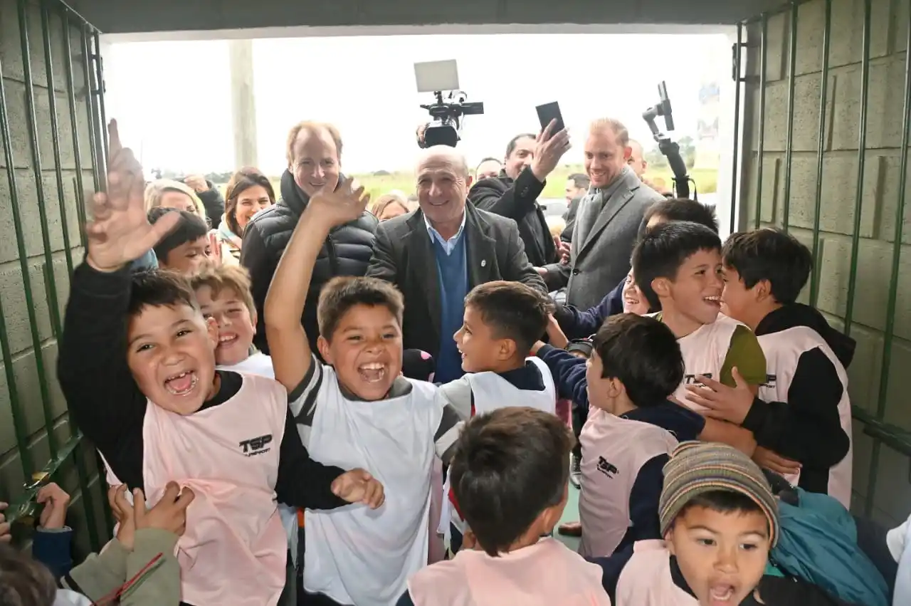La cara de felicidad de los chicos galarceños es más que elocuente al quedar inaugurado el microestadio "El Saladero" en el barrio Los Corchos.