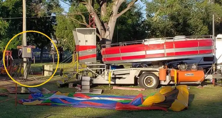 Se colgaron de la luz para empezar a trabajar con los juegos de parque en el ex Balneario